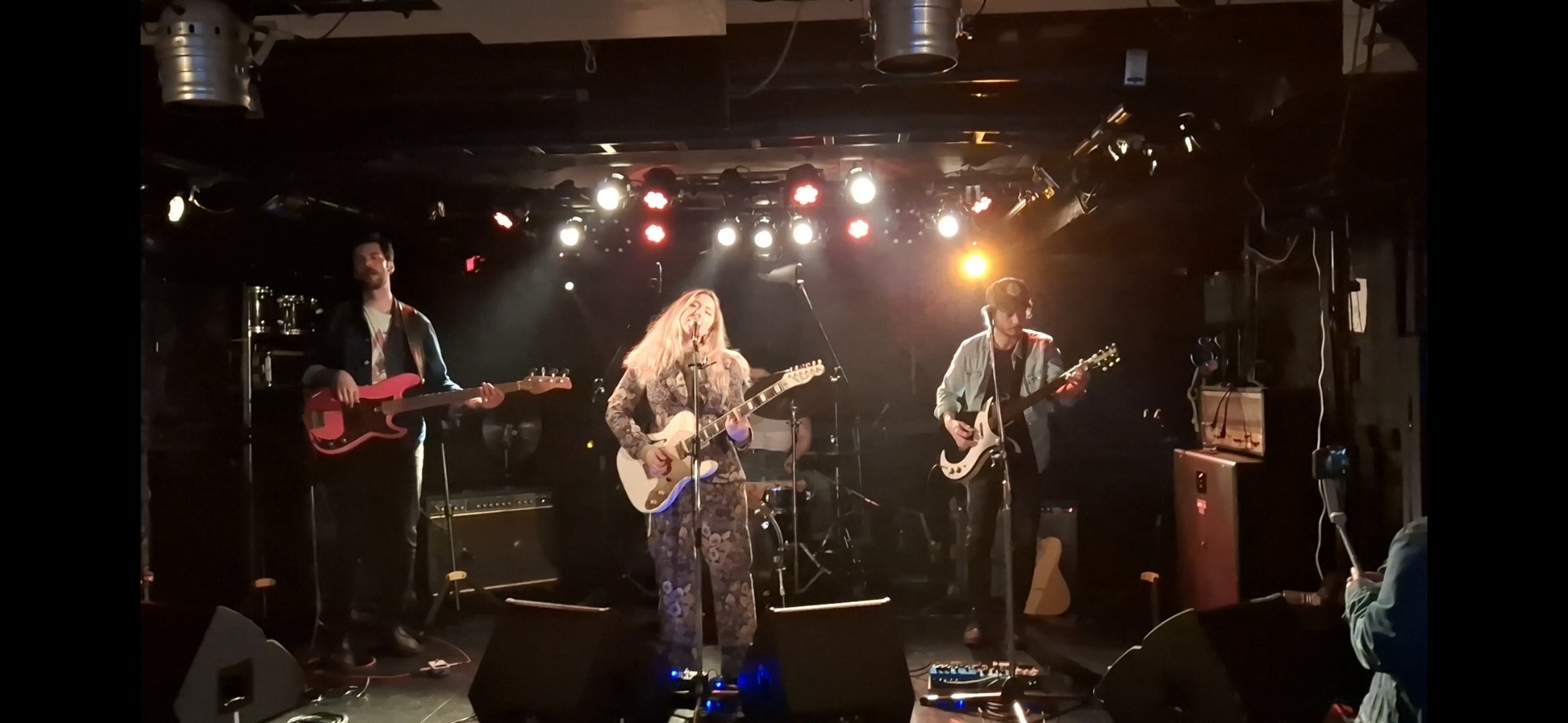 カナダのソングライターBillie Ziziのバンドセットを迎えてのNINE